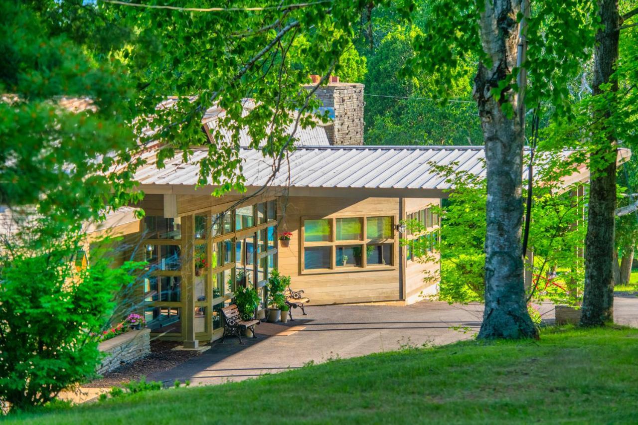 Roaring Brook Ranch Resort Lake George Exterior photo