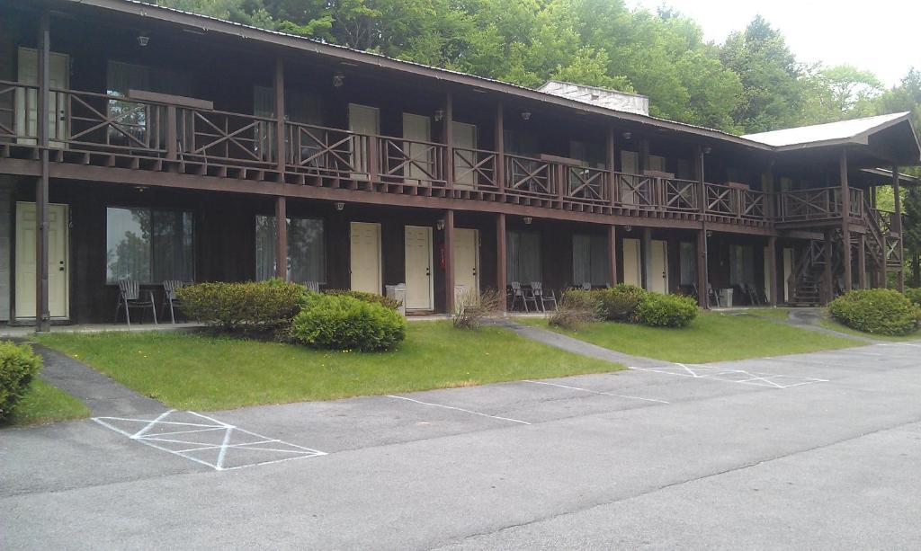 Roaring Brook Ranch Resort Lake George Exterior photo